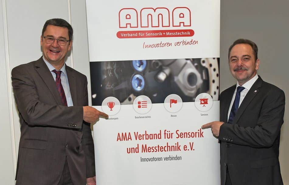 Laden zur Bewerbung um den AMA Innovationspreis 2024 ein: Prof. Dr. Andreas Schütze, links (Juryvorsitzender), Peter Krause (Vorstandsvorsitzender AMA Verband), (Foto: AMA/Bischoff & Broel).