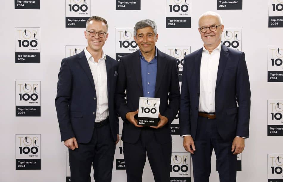 Ranga Yogeshwar (Mitte) übergibt die TOP 100-Trophäe.